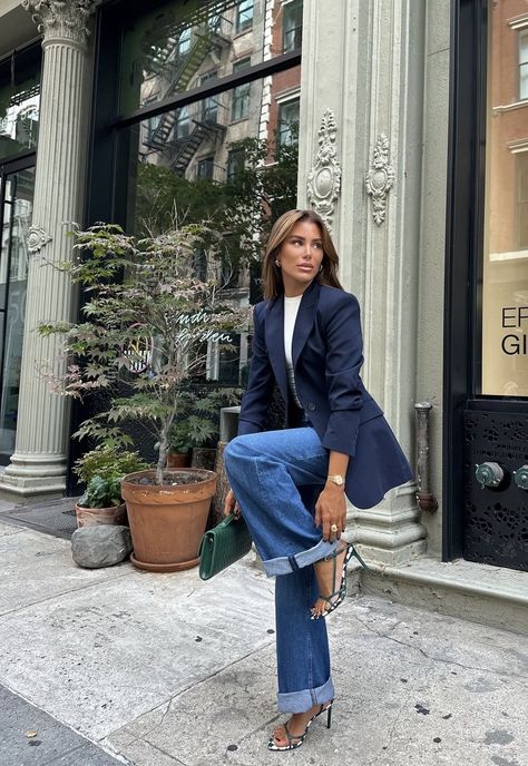 Parisian Chic Spring Outfit, New York Office Style Work Outfits, Slim Blue Jeans Outfit, Work Fits With Jeans, Outfit Inspo Classy Casual, La Work Outfit, Winter Outfits Corporate, Blue Blazer And Jeans Outfit Women, Classy Daytime Outfit