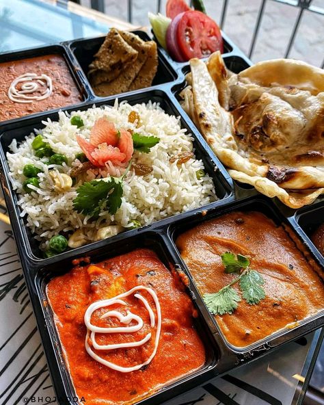 Indian Takeaway Aesthetic, Thali Ideas, Lunch Thali, Continental Cuisine, Watercress Recipes, Food Delivery Packaging, Evening Food, Platter Food, Afternoon Lunch