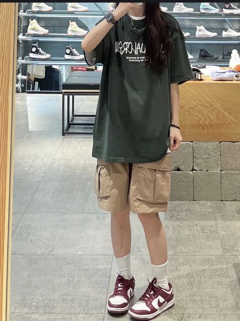 Street Wear Shorts Outfit, T Shirt And Cargo Pants Outfit, Baggy Short Outfits, Summer Boyish Outfits, Filipino Outfits Street Styles, Outfit Ideas Gender Neutral, Low Visual Weight Outfit, Baggy Shirt And Shorts, Tomboy Beach Outfits