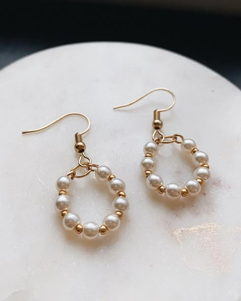 Hand Made Earings, Gold And Pearl Earrings, Gold Beaded Earrings, Gold Bead Earrings, Beaded Earrings Diy, Diy Jewelry Unique, Wire Jewelry Designs, Trending Necklaces, S Jewelry