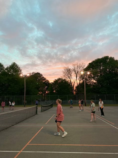 Pickle Ball Tournament, Tennis With Friends Aesthetic, Pickle Ball Aesthetic, Tennis Sunset, Friend Group Activities, Tennis Friends, Pickleball Aesthetic, Pickleball Tournament, Summer Tennis