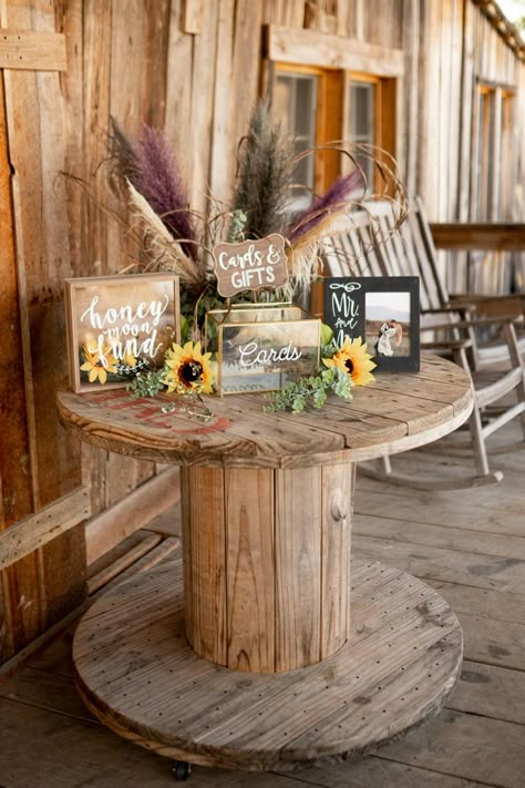 Horse Wedding Centerpieces, Easy Western Wedding Centerpieces, Western Sign In Table, Western Wedding Centerpieces Wedding Table Decor, Rustic Western Wedding Reception, Round Grazing Table Wedding, Western Backyard Wedding Ideas, Fall Western Wedding Reception, Bohemian Country Wedding