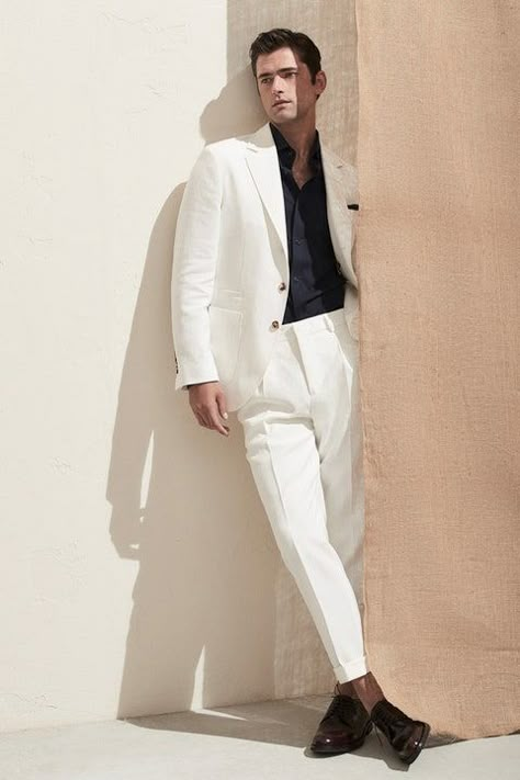 Brunello Cucinelli Spring 2020 Menswear Collection | Vogue Sean O'pry, White Suit, Elegante Casual, Vogue Russia, Mens Fashion Suits, Gentleman Style, 가을 패션, Looks Style, Mens Street Style