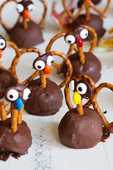 Cute Thanksgiving Desserts, Oreo Torte, Thanksgiving Desserts Kids, Turkey Treats, Thanksgiving Snacks, Thanksgiving Desserts Easy, Oreo Balls, Thanksgiving Treats, Oreo Truffles