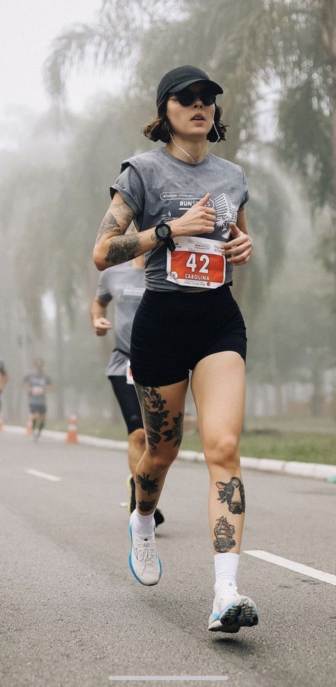 Workout Baddie Aesthetic, Athletic Hiking Outfit, Run Marathon Aesthetic, Tattooed Fitness Woman, Run Astethic, Fittnes Women Inspiration, Women Running Aesthetic, Crossfit Aesthetic Women, After Gym Outfit