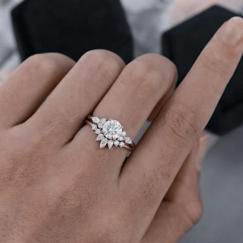 Dainty Engagement Rings Round, White Gold Engagement Ring Set, Round Engagement Ring With Tiara Band, Wedding Ring Sets Circle Diamond, Layered Engagement And Wedding Rings, Simple Boho Wedding Ring, Wedding Rings For Big Fingers, Wedding Rings Flower Shaped, Pretty Simple Wedding Rings