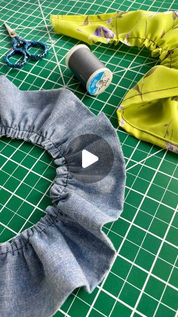 Jessica Shaw on Instagram: "3 ways to make ruffles/gathers using your sewing machine 🪡🧵 (method #2 is my favorite!)   Method #1: the basting stitch  -pro: tried and true -con: the amount of ANGER I feel when I accidentally break a thread tail while gathering the fabric 🤬 -con: a little messy   Method #2: the finger trick  -pro: fun and easy, looks neat  -con: I’m questioning if this is healthy for your sewing machine or not, please weigh in my fellow followers 😂   Method #3: the gathering foot  -pro: very quick and neat  -con: only works on lightweight fabric. If using medium weight fabric, a ruffler foot works better   #sew #sewistsofinstagram #sewistofinstagram #sewist #sewinglove #sewingtutorial #sewinghacks #sewsewsew #singerambassador #singersewingmachine #diy #upcycle #sewinglife Gathering Stitch Sewing Machines, How To Sew Ruffles Tutorials, How To Sew Ruffles, How To Make Ruffles With Fabric, Ruffle Making, Sew Ruffles, How To Make Ruffles, How To Make A Ruffle, Sewing Ruffles