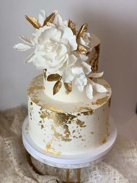 Elegant Gold Cakes Birthday, 50 Wedding Anniversary Cake Ideas, Nutmeg Cake Design, Gold And White Cake Design, White Gold Cake Design, White And Gold Anniversary Cake, White And Gold Wedding Cake Elegant, 50th Anniversary Cakes Gold, Wedding Cake Designs Elegant Gold