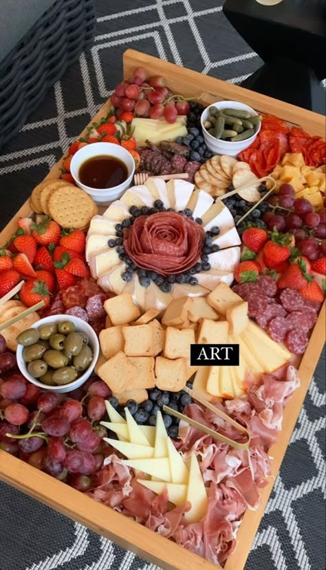 Cutlery Board Ideas, Sharqutary Board Ideas, Cutlery Board, Charcuterie Board Meats, Charcuterie Appetizers, Party Food Buffet, Dinner Recipes For Family, Charcuterie Inspiration, Charcuterie Platter