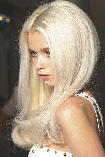 Center-parted Straight Hairstyle for Platinum Hair Platinum Hair Color, Abbey Lee Kershaw, White Hair Color, White Blonde Hair, Platinum Hair, White Blonde, Rustic Colors, Platinum Blonde Hair, Curly Bob Hairstyles