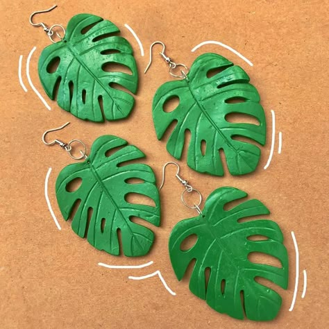 Monstera Leaf Polymer Clay Earrings, Leaf Earrings Diy, Leaf Clay Earrings, Monstera Leaf Earrings, Wire Jewelry Earrings, Clay Pieces, Polymer Clay Dolls, Polymer Crafts, Clay Jewelry Diy