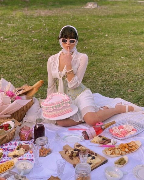 Birthday girl, birthday cake, birthday aesthetics, picnic, birthday picnic, picnic aesthetic, birthday picnic ideas, picnic ideas, french picnic, french girl, french aesthetic, retro, vintage birthday, vintage picnic Editorial Picnic Photoshoot, Tea Party Shoot, Vintage Cake Photoshoot, Coquette Picnic, Picnic Bday, Spring Birthday Outfit, Bday Picnic, Picnic Fashion, Picnic Shoot