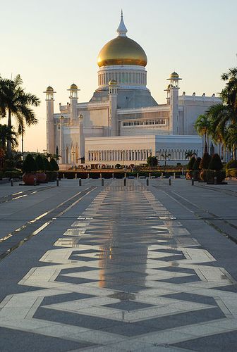 Bandar Seri Begawan . Brunei Brunei Mosque, Brunei Culture, Islamic Quotes About Life, Bandar Seri Begawan, Beautiful Mosque, Mosque Architecture, Beautiful Mosques, Positive Living, South China Sea