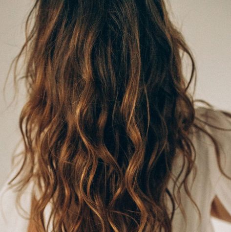 Yes, you can air dry your hair and still look 'done' Dry Styling Hair Hairstyles, Wavy Air Dried Hair, Wavy Air Dry Haircut, Beach Waves With Layers, How To Get Beach Wavy Hair, Wavy Hair Air Dry Routine, How To Dry Wavy Hair Without Frizz, Second Day Wavy Hair Refresh, How To Get Natural Beach Waves