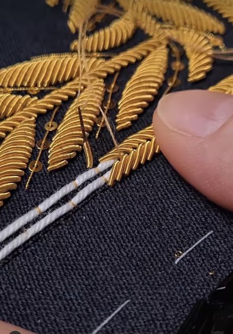 Gold Work Embroidery, Tambour Embroidery, Bead Embroidery Tutorial, Couture Embroidery, Handmade Embroidery Designs, Bead Embroidery Patterns, Embroidery Stitches Tutorial, Patterns Fashion, Hand Work Embroidery