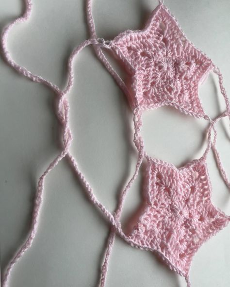 Pink crochet star bikini top💫 #viral #crochet #crochetbikini #trend #crochetclothes #summervibes #summercrochet #bikini #starbikini #pink #pinkbikini #star #crochettop #cute Crochet Bikinis Star, Crochet Star Top, Bikinis Crochet, Crochet Star, Clothing Diy, Crochet Stars, Fun Crochet, Crochet Inspo, Pink Crochet