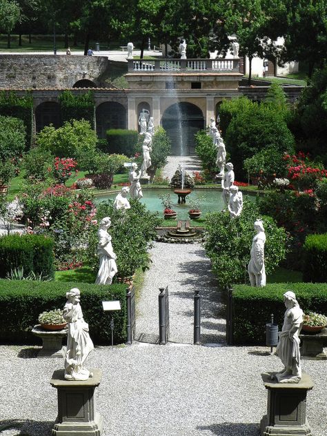 Ancient Greek Garden, Italian Garden Design, Greek Garden, Roman Garden, Mediterranean Plants, Rustic Italian, Ancient Greek Architecture, Italian Landscape, Classic Garden