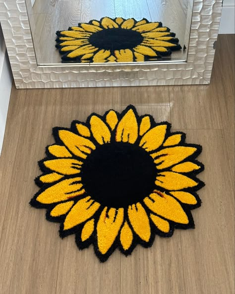 Rug Making Ideas, Tufting Rugs Ideas, Sunflower Rug, Rug Tufting Ideas, Rug Design Ideas, Decorate Ideas, Tufting Rugs, Tufting Diy, Tufting Rug