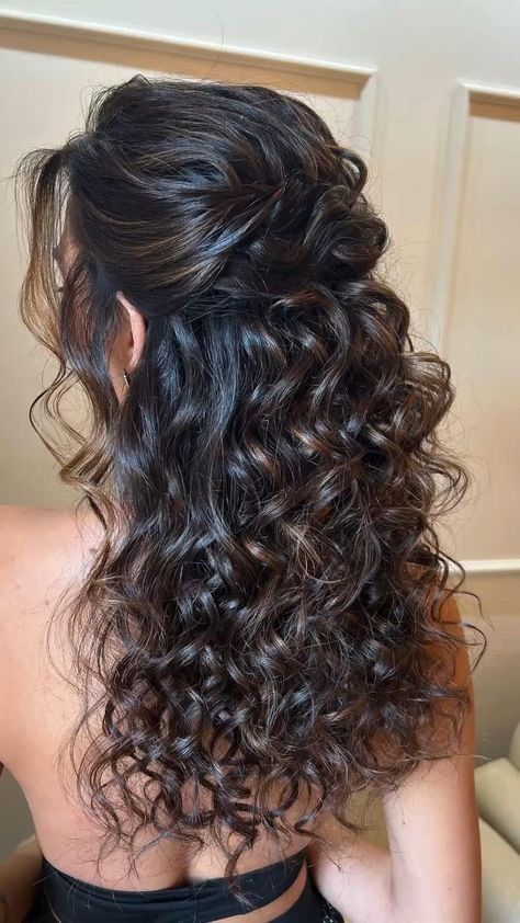 Brown Curly Wedding Hair, Hair Styles Grad, Quinceanera Curly Hairstyles, Up Do Curly Hairstyles Wedding, Curly Hair Glam Hairstyles, Curly Haired Updos, Cute Prom Hairstyles For Curly Hair, Scottish Curly Hair, Curly Hair For Formal Event