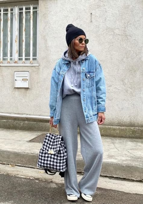 Grey Women Outfit, Women’s Street Style, Fall Street Style 2023, Women’s Streetwear Fashion, Urban Winter Outfits, Cool Comfy Outfits, Grey Outfits For Women, Mom Jeans Outfit Fall, Streetwear Fashion Women Street Styles