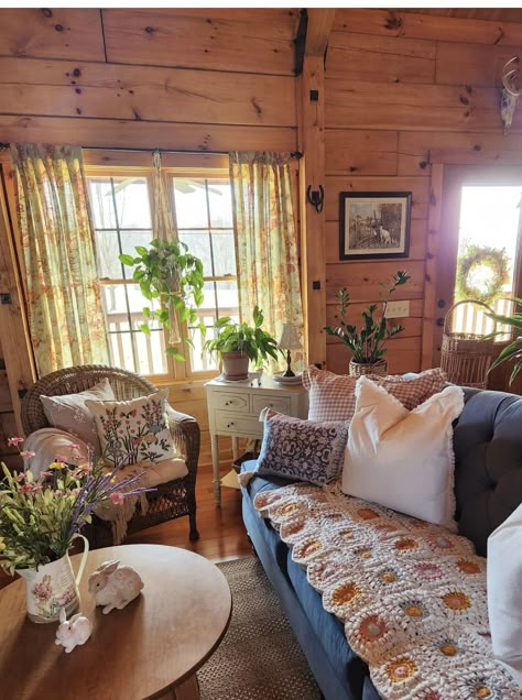 Granny Core Living Room, Grandma Apartment Aesthetic, Grandmas Cottage Aesthetic, Granny House Aesthetic, Grandmacore House Living Room, Grandma Core Living Room, Eclectic Granny, Old Farmhouses, Casa Vintage