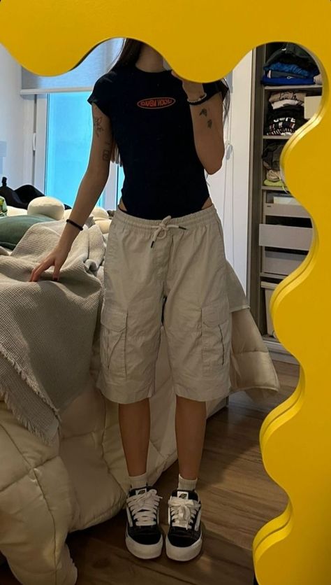 Maxamilist Fashion Summer, Baggy Sweat Shorts Outfit, Long Shorts Style, Simple Boyish Outfits, Tomboy Femme Summer Outfits, Swaggy Outfits Women Summer, Just Woke Up Outfit, Bermuda Pants Outfits, How To Style Cargo Shorts