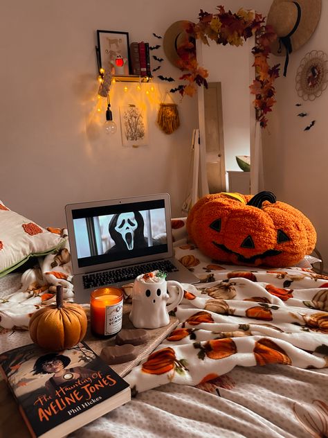 Halloween home decor ideas Cute Apartment Halloween Decor, Autumn And Halloween Decor, Halloween Aesthetic Room Ideas, Fall / Halloween Aesthetic, Halloween Home Ideas, Halloween Apartment Aesthetic, Fall Decor Halloween, Summer Halloween Aesthetic, Autumn Halloween Decor