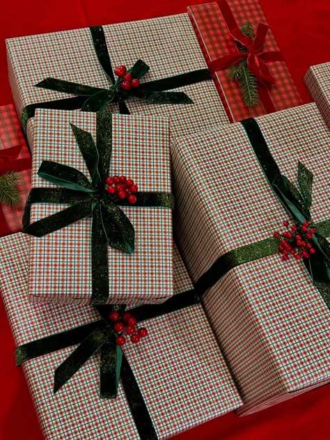 Xmas gift wrapping inspo Christmas Wrapped Presents, Christmas Gift Wrap Toppers, Homemade Gift Wrapping Ideas, Christmas Wrapping Ideas Elegant, Christmas Wrapping Theme Ideas, Christmas Gift Wrapping Aesthetic, Bag Wrapping Ideas, Christmas Wrapping Aesthetic, Gift Wrapping Aesthetic