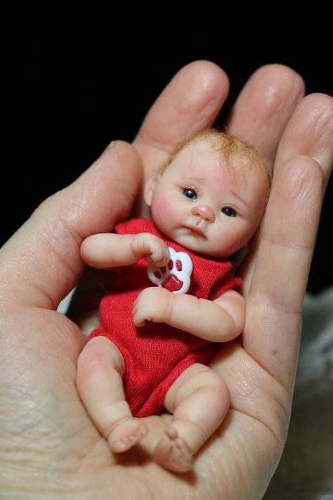 Baby Art Ideas, Small Baby Dolls, Clay Art Doll, Polymer Clay Doll, Miniature Polymer Clay, Realistic Baby Dolls, Newborn Baby Dolls, Clay Baby, Baby Fairy