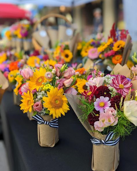 Farm Market Ideas, Market Bouquets, Farmers Market Wedding, Farmers Market Stand, Farmers Market Flowers, Farmers Market Display, Summer Flower Arrangements, Cut Flower Farm, Summer Flowers Garden