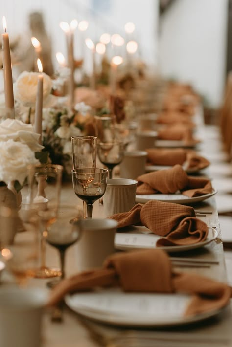 Vintage Fall Wedding Table Decor, Copper And Brown Wedding Theme, Beach Boho Table Setting, Upscale Fall Wedding, Wedding Decor Earth Tones, Brown Table Scape, Wedding Theme Earth Tone, Caramel Wedding Theme, Terracotta Neutral Wedding