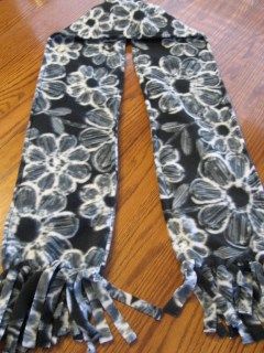 Fleece Scarf Pattern, Fleece Ideas, Fleece Scarves, Fleece Sewing, Fleece Sewing Projects, Fleece Mittens, Sew Blankets, Scarf Making, Sewing Scarves