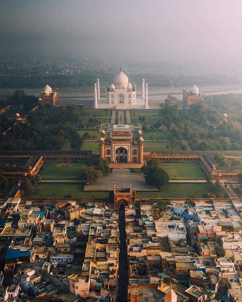 A view of the Taj Mahal that you do not usually see. The contrast between decadence and poverty separated by one wall. Tac Mahal, تاج محل, Taj Mahal India, The Taj Mahal, Agra India, Destination Voyage, Famous Places, India Travel, Agra