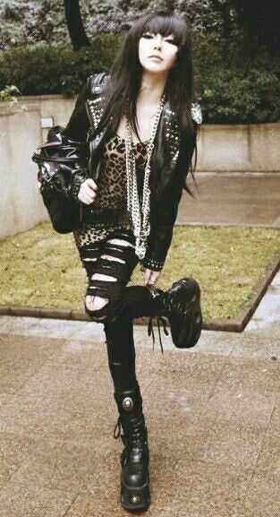 <3 Punk Leopard Print, Gyaru Black Outfit, Punk Feminine Outfits, Japanese Punk Outfits, Rock Core Outfit, Black Gyaru Outfit, Emo Inspo Outfits, Hardcore Punk Outfits, Hardcore Punk Fashion