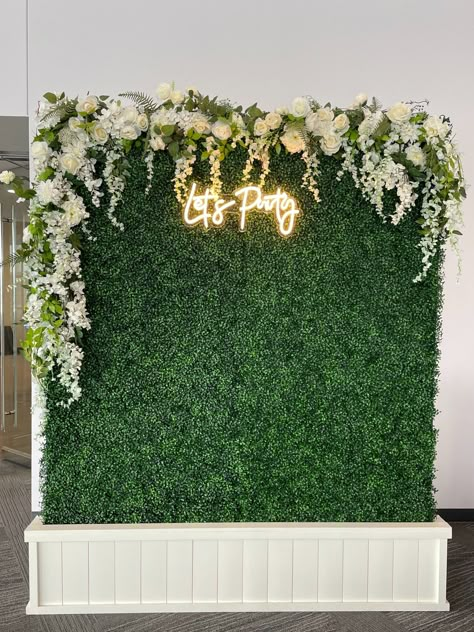 Boxwood Backdrop, Greenery Wall Decor, Wedding Photo Walls, Prom Backdrops, Wedding Diys, Greenery Wall, Bridal Shower Backdrop, Photo Backdrop Wedding, Graduation Backdrop