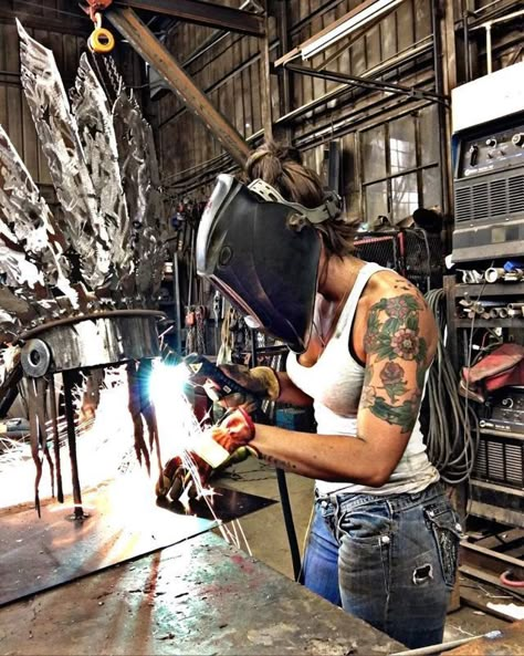 Welding Women, Reling Design, Mechanics Aesthetic, Women Welder, Welding Table Diy, Welding Crafts, Welding And Fabrication, Welding Art Projects, Diy Welding