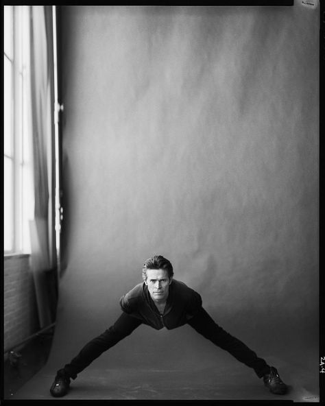 Willem Dafoe (Interview Russia) Funny Poses, Willem Dafoe, Septième Art, Foto Poses, Silly Images, Really Funny Pictures, Photography Inspo, Photoshoot Poses, Senior Photos