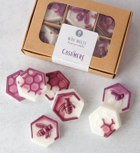 "Cashmere" coconut wax melts, honeycomb designs in white and maroon. Packedin kraft box, with a captivating blend of green leaves, fig, jasmine, wood, moss, light, light musk, light musk, ozone, and green florals. | Elevate your ambiance with our "Cashmere" wax melts, crafted in charming honeycomb shapes in elegant white and maroon hues. Each box contains six meticulously designed pieces, elegantly packed in a kraft box for a touch of rustic charm. Infused with a captivating blend of green leave Honeycomb Wax Melts, Cute Wax Melt Packaging, Wax Melt Design Ideas, Candle Melts Packaging, Wax Melt Designs, Luxury Wax Melts, Unique Wax Melts, Wax Melt Storage Ideas, Wax Melt Packaging Ideas