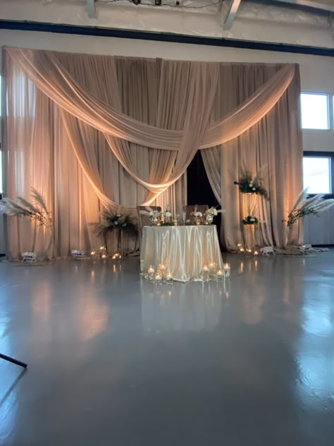 Linen Draping Wedding, Draped Room Wedding, Venue Wall Draping, White Draping Backdrop, Wedding Reception Drapery, Event Draping Ideas, Drape Backdrop Ideas, Wedding Ceremony Drapery, Draped Fabric Backdrop