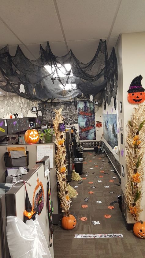 Halloween Buisness Decorations, Halloween Decorations Workplace, Halloween Decorations Cubicle Office, Dr Office Halloween Decorations, Halloween Break Room Ideas, Halloween Themed Office Decor, Halloween Breakroom Decorations, Breakroom Halloween Decor, Halloween Decoration Ideas For Office