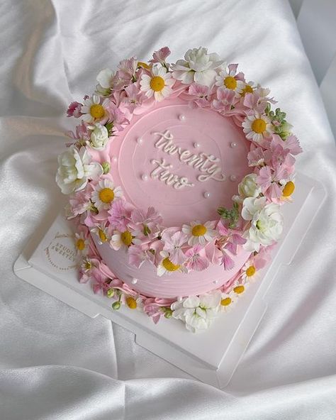 🌱Michelle🌱 on Instagram: "The most girly floral cake  Design credit: @tongtongcake   #floralcake #studiosweetly #cakelove #cakedesign #flowercake #buttercreamcake #nycakes #floralwreath #girlycake #birthdaycake" Floral Vintage Cake, Cute Girly Cakes, Floral Cakes Birthday, Garden Party Birthday Cake, Floral Cake Design Birthday, Girly Cake Ideas, Floral Mini Cake, Pastel Floral Cake, Pink Cake With Flowers