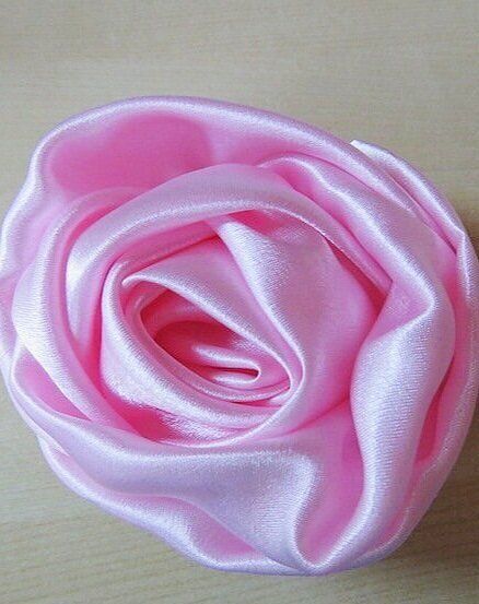 Satin Fabric Crafts, How To Make Silk Roses, Fabric Rose Pattern, Fabric Rosettes Tutorial, Satin Flowers Diy Fabric Roses, Fabric Roses Diy Tutorials, Cloth Roses Diy How To Make, Diy Satin Rose, How To Make Rose Flower With Fabric