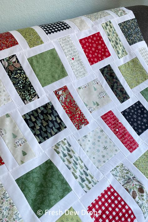 very easy fat quarter quilt pattern to make five sizes from Fresh Dew Drops Quilting Quilt Patterns King Size, Easy Fat Quarter Quilt Pattern, 3 Color Quilts, Quilt Pattern Simple, Layer Cake Quilt Pattern, Fat Quarter Quilts, Layer Cake Quilt, Layer Cake Patterns, Layer Cake Quilt Patterns