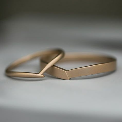 Couple Ring Designs Unique Simple, Different Wedding Rings Unique, Wedding Rings Engagement Couple, Simple Couple Rings, Unique Couple Rings, Ušný Piercing, Wedding Ring Couple, Couple Rings Gold, Wedding Ring Simple