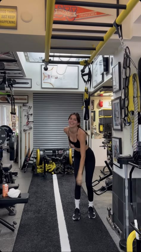 Kendall Jenner Sport Outfit, Kendall Jenner Gym Outfits, Kendall Jenner Gym, Celebrity Gym Outfit, Kendall Jenner Workout, Kardashian Workout, Kendall Jenner Aesthetic, Stretch For Flexibility, Kendall Jenner Video