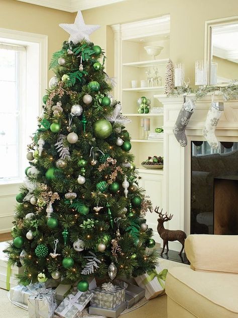 20 Gorgeous Christmas Tree Decoration Ideas - Chloe Dominik Green Christmas Decorations, Green Christmas Tree Decorations, Glam Christmas Tree, Christmas Tree Green, Green Xmas, Glam Christmas, Silver Christmas Tree, Christmas Tree Inspiration, Black Christmas Trees