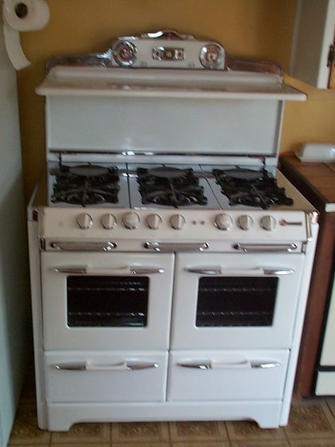 Gallery | Antique & Vintage Stove Shop Vintage Stove Kitchen, Retro Stoves, Upstairs Kitchen, Vintage Oven, Vintage Stove, Vintage Kitchen Appliances, Old Stove, Retro Appliances, Antique Stove