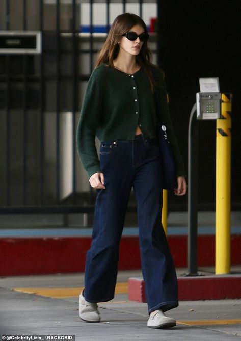 Green Sweater Outfit Aesthetic, Kaia Gerber Style Street, Humid Weather Outfit, Kaia Gerber Outfits, Green Cardigan Outfit, Kaia Gerber Style, Tomboy Femme, 2024 Ideas, Estilo Indie