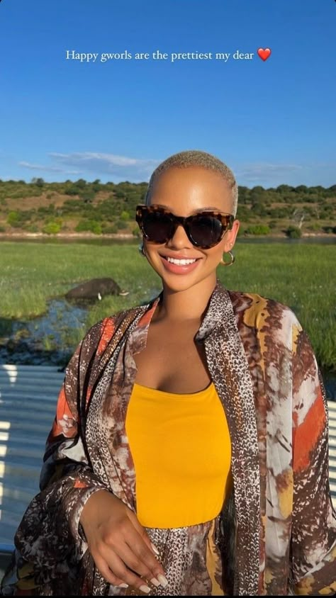 Bald Head Makeup Looks, Mihlali Ndamase Short Hair, Short Hair Dye Ideas Black Women, Twa Colored Natural Hair, Blonde Bald Fade Women Black, Shaved Hair Black Women, Bald Fade Women Black, Bald Hairstyle, Mihlali Ndamase