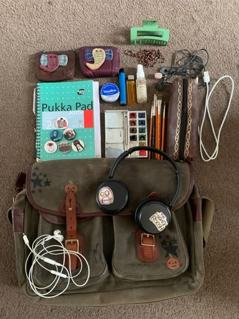 Whats In My Bag Artist, What’s In My Bag Grunge, School Supplies Grunge, Bag Tour Grunge, Whats In My Bag Grunge, Whats In My Messenger Bag, Aesthetic Backpack Grunge, School Aesthetic Grunge, Art School Bag